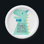 Assiettes En Carton Fête d'anniversaire des garçons DINO-MITE Dinosaur<br><div class="desc">Assiette en papier drôle et mignonne pour la fête d'anniversaire sur le thème des dinosaures de votre enfant. Illustration de style cartoon d'un dinosaure vert avec des pointes jaunes. Le T-Rex porte un nœud papillon bleu et un petit chapeau de fête. Sur son corps, il y a un texte qui...</div>