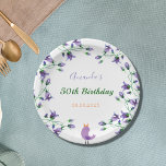 Assiettes En Carton Fête d'anniversaire fleurons violets bleuets blanc<br><div class="desc">Une plaque en papier simple et élégante pour une fête de 50e anniversaire. Un élégant arrière - plan blanc décoré de fleurs violettes, de bleuets violets et d'un petit oiseau chantant. Modèles pour un nom, 50 ans et une date. Le nom est écrit avec un script de style moderne écrit...</div>