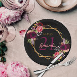 Assiettes En Carton Fête de 21e anniversaire, boule de Bourgogne dorée<br><div class="desc">Une assiette pour une fête de 21 ans. Un arrière - plan noir chic avec un cadre géométrique faux or. Décorées de fleurs violettes foncées et bordeaux, de plumes de style rose et boho. Modèles pour un nom, 21 ans et une date. Date de naissance ou date de la fête....</div>