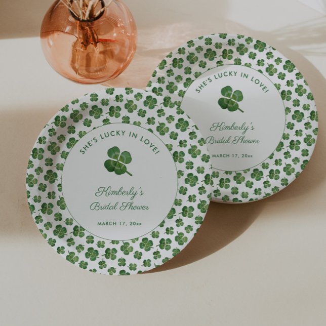 Assiettes En Carton Fête de Fiançailles de la Saint-Patrick Chanceuse  (Watercolor four leaf clover lucky in love St Patrick's day bridal shower party paper plates)
