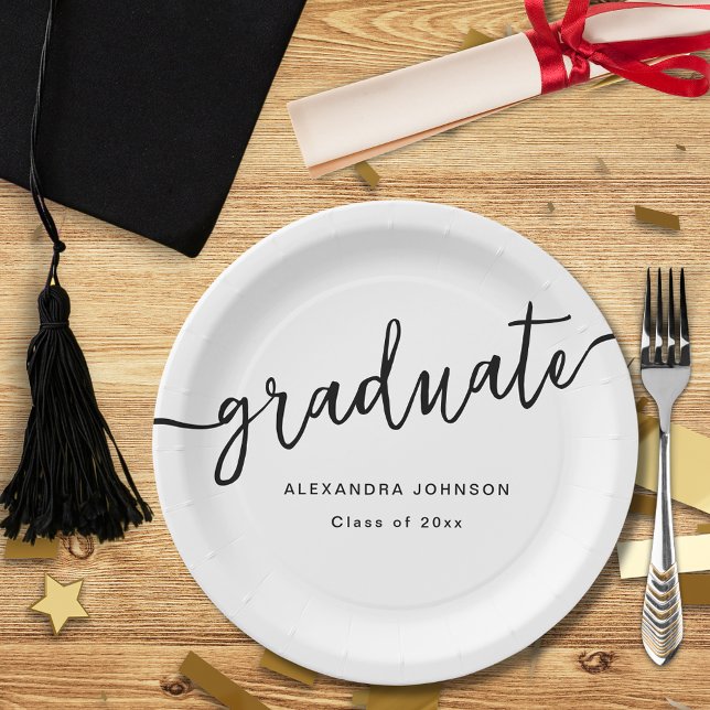 Assiettes En Carton Fête de graduation de script moderne tendance (Modern trendy script black and white graduation party custom paper plate)