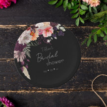 Fête de mariage avec des fleurs sombres et lunaire