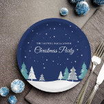 Assiettes En Carton Fête de Noël personnalisée Arbres d'hiver bleu<br><div class="desc">Beau ciel bleu minuit avec sapins de Noël décorent cette jolie plaque de papier de fête de Noël personnalisée pour un dîner en famille. La neige longe la belle forêt et des flocons de neige blancs parsement dans l'air de nuit. Personnalisez ce joli décor pour un rendez-vous de vacances.</div>