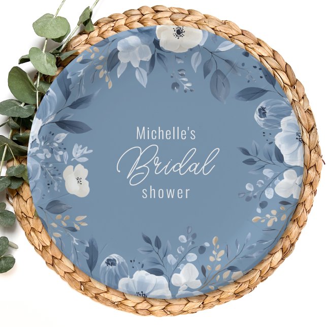 Assiettes En Carton Fête des mariées moderne de Boho Floral bleu Dusty (A stylish paper plate with dusty blue floral designs, placed on a woven charger with greenery accent)
