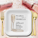 Assiettes En Carton Fête des mariées Perles et poursuites<br><div class="desc">Ces plaques de papier carré à thème Pearls and Prosecco sont décorées de perles drapées d'une coupe de champagne,  un design parfait pour votre brunch et douche à bulles nuptiale. CORRESPONDANCE d'objets dans notre collection.</div>