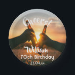 Assiettes En Carton fête du 70e anniversaire pour les gars encourage l<br><div class="desc">Une plaque en papier pour une fête de 70e anniversaire pour un type. Photo de deux mains tenant des bouteilles de bière contre le coucher du soleil du soir. Garde la photo ou ajoute la tienne. Avec le texte : Bravo, modèles pour un nom âge 70 et une date. Date...</div>