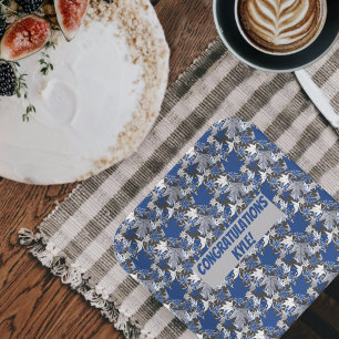 Assiettes En Carton Feuilles d'érable bleu sur un Arrière - plan de ch