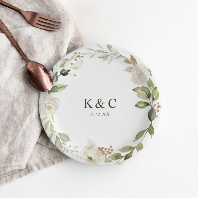 Assiettes En Carton Fleurs Blanches de Feuillage Mariage Réception de  (Elegant paper plate with a greenery and white floral border, personalized with couple's initials.)