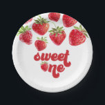 Assiettes En Carton Fraise Berry Premier Plaques de papier d'anniversa<br><div class="desc">Doux ! Berry Premier Anniversaire ! Plaques de fête d'anniversaire aux fraises et aux plaids roses.</div>