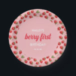 Assiettes En Carton Fraise Berry Première fête d'anniversaire<br><div class="desc">Plats de papier amusants "baies d'abord" fête d'anniversaire. Avec un motif de fraise élégant,  rouge sur arrière - plan rose avec une police contrastée,  avec une touche rétro.</div>