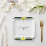 Assiettes En Carton Frangipani jaune Plumeria Mariage<br><div class="desc">Ce design présente des fleurs Frangipani/Plumeria jaunes. Un design tropical élégamment encadré de fleurs frangipaniennes jaunes et de verdure feuillue. Les noms de la mariée et du marié sont soulignés avec la couleur verte assortie des feuilles. Conception de plaques en papier mariage tropicale avec des éléments modernes. Des invitations de...</div>