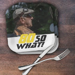 Assiettes En Carton Funny 80 alors que Citer photo 80e anniversaire<br><div class="desc">Drôle 80 alors que Citer Photo 80th Birthday Party Plaques papier. Un texte motivant et drôle 80 Donc ce qui est génial pour une personne avec un sens de l'humour. Le texte est en jaune et noir. Ajoutez votre photo. Vous pouvez changer l'âge.</div>