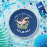 Assiettes En Carton Funny Shark Boys Blue Ocean Birthday Party<br><div class="desc">Cette plaque en papier d'anniversaire de garçons de requins amusants présente un arrière - plan bleu foncé avec un requin heureux et riant avec des algues dans l'océan. Le thème d'anniversaire sous la mer dit "Joyeux anniversaire" et vous pouvez personnaliser cet article avec le nom de votre choix.</div>