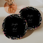 Assiettes En Carton Garden Multicolore Fleur sauvage Mariage gâteau<br><div class="desc">Cette plaque de mariage fleur sauvage multicolore jardin est parfaite pour une réception de mariage moderne. Le design présente un assortiment multicolore de fleurs sauvages roses, rousses, violettes, jaunes, blanches, violettes, rouges, bordeaux dans un arrière - plan noir. Faites-le vous-même en ajoutant les noms de la mariée, du marié et...</div>