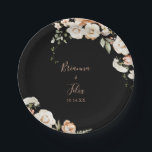 Assiettes En Carton Gâteau de Mariage Royal Floral Forme Noir<br><div class="desc">Cette plaque de mariage à fleur noire est parfaite pour une réception de mariage moderne. Le design est composé de fleurs élégantes,  roses,  rousses et blanches aux feuilles vert émeraude. Faites-le vous-même en ajoutant les noms de la mariée,  du marié et de la date du mariage.</div>