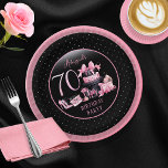 Assiettes En Carton Glam Pink Black Fashion 70th Birthday Party<br><div class="desc">Glamour français d'inspiration couture,  rose et noir "70" 70e anniversaire design avec un gâteau boîte casquette,  stilettos roses et un sac de maquillage parmi divers cadeaux d'anniversaire non ouverts et de luscious cupcakes. Parfait pour célébrer des anniversaires. Age est créé dans une police de parties scintillant fausse rose inmodifiable.</div>