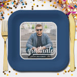 Assiettes En Carton Graduate Photo Bold Script Graduation Party<br><div class="desc">Ajoutez votre photo préférée à ces plaques de papier bleu carré graduation avec votre nom,  année de classe et le mot diplômé en lettres chic sur un arrière - plan bleu. PLUS de designs et de couleurs réalisés dans notre collection.</div>