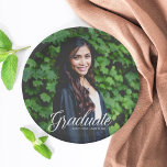 Assiettes En Carton Graduate Photo Elegant 2025 Graduation Party<br><div class="desc">Cette élégante typographie blanche superpose la plaque de la fête de remise de diplômes de photo avec un script blanc chic sur votre photographie de fin d'études secondaires ou collégiales pour la classe supérieure de 2025. Customisez avec votre nom et votre classe sous la belle calligraphie pour votre célébration.</div>