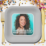 Assiettes En Carton Graduate Photo Gras Script Gris Graduation<br><div class="desc">Ajoutez votre photo préférée à ces plaques de papier gris argent carré avec votre nom,  année de classe et le mot diplômé en lettres chic sur un arrière - plan bleu. PLUS de designs et de couleurs réalisés dans notre collection.</div>