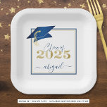 Assiettes En Carton Graduation 2025 Faux Metallic Blue Gold Script<br><div class="desc">CLASSE personnalisée moderne de 2025 plaques de graduation bleu, or et blanc avec le nom de votre diplômé dans une écriture manuscrite chic avec casquette de graduation bleu métallique et faux or métallique 2025. ASSISTANCE : Pour obtenir de l'aide sur la modification/la personnalisation de la conception, le changement de couleur,...</div>