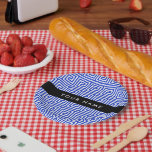 Assiettes En Carton Grec Meander Key Blue, Votre Nom, Personnaliser<br><div class="desc">Elégante,  élégante et raffinée,  motif grecque dans les tons bleu et blanc. Un cadeau moderne et tendance,  parfait pour les amoureux de la Méditerranée dans votre vie. Personnalisez en ajoutant votre nom,  votre pseudonyme,  votre monogramme ou vos initiales.</div>