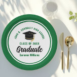 Assiettes En Carton Green Graduate sur mesure<br><div class="desc">Ces plaques modernes vertes et blanches personnalisées de remise de diplômes présentent une typographie classe de votre nom d'université ou de collège pour la classe de 2025. Customisez avec votre année de graduation à côté de l'écriture manuscrite chic et de noir grad casquette pour des félicitations personnalisées pour la décoration...</div>