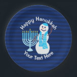 Assiettes En Carton Hanoukka Jewish Snowman Et Blue Menorah Party<br><div class="desc">Ce bonhomme de neige Hanoukka souriant avec son foulard Star Of David en bleu vif est prêt à apporter la joie à votre fête Hanoukka. Les plaques de papier sur mesure font le nettoyage d'une brise. Des rayures bleu foncé et une Menorah bleue lancent votre texte personnalisé pour une table...</div>