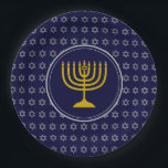 Assiettes En Carton HANOUKKA Star of David Menorah Blue Silver<br><div class="desc">Célébrez votre foi haut et fort pendant la saison HANOUKKA avec cette élégante assiette de fête bleue et gris argent. Le design montre une menorah dorée au centre, dressée contre une étoile gris argenté de David motif avec un arrière - plan bleu minuit.Cette assiette convient à tout événement à thème...</div>