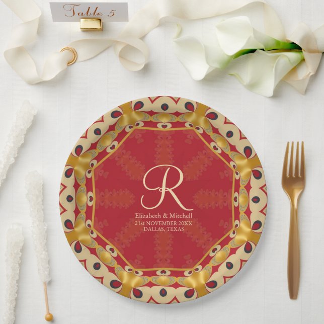 Assiettes En Carton Hexagon Love Red Gold Monogramme Nom personnalisé (Mariage)