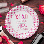 Assiettes En Carton Hugs & Kisses (XOXO) Fête des mariées de la Saint<br><div class="desc">Célébrez dans le style avec ces douches nuptiales modernes et très tendance ou plaques en papier mariage. Ce design est facile à personnaliser avec votre libellé d'événement spécial et vos invités seront ravis quand ils verront ces fabuleuses assiettes. Les éléments correspondants se trouvent dans la collection.</div>