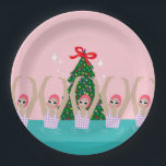 Assiettes En Carton Illustration de nageurs artistiques personnalisés<br><div class="desc">Illustration moderne cool de nageuses artistiques synchronisées dans un bassin avec un sapin de Noël et des étoiles à l'arrière. Les nageurs artistiques offrent un design cadeau dans des couleurs pastel. Cinq femmes nageuses en piscine. cadeau d'équipe de natation cool. cadeaux d'équipe de natation synchronisée, cadeau d'entraîneur d'équipe de natation...</div>