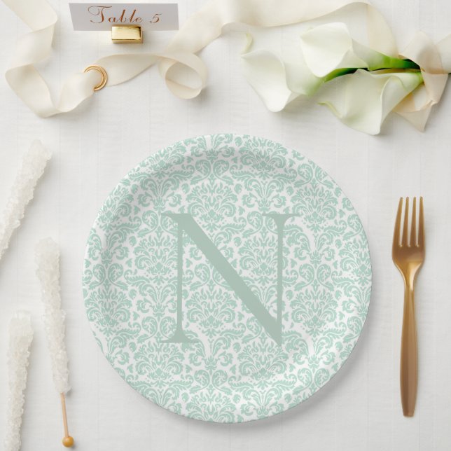 Assiettes En Carton Initiale de monogramme vert sauge damassé  (Mariage)