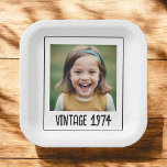 Assiettes En Carton Jalon vintage Anniversaire Garde photo<br><div class="desc">Célébrez des jalons spéciaux avec nos Plaques de papier de garde-photo Vintage pour anniversaire de jalon! Affichant un design vintage classique, ces assiettes sont personnalisées avec une photo mémorable et une date marquante, ajoutant une touche unique à votre décor de fête. Fabriquées avec des matériaux durables et de haute qualité,...</div>