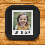 Assiettes En Carton Jalon vintage Anniversaire Garde photo<br><div class="desc">Célébrez des jalons spéciaux avec nos Plaques de papier de garde-photo Vintage pour anniversaire de jalon! Affichant un design vintage classique, ces assiettes sont personnalisées avec une photo mémorable et une date marquante, ajoutant une touche unique à votre décor de fête. Fabriquées avec des matériaux durables et de haute qualité,...</div>