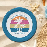 Assiettes En Carton Joli Palmier Tropical Personnalisé Blue Beach Part<br><div class="desc">Cette mignonne plaque en papier de fête de palmier couché de soleil est parfaite pour votre maison de plage familiale sur une île tropicale. Personnalisez ce magnifique décor de fête côtière pour un ami de bord de mer qui vit en Floride ou Hawaii sur la côte.</div>
