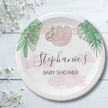 Assiettes En Carton Jote Sloth Baby Girl Baby shower<br><div class="desc">Cette jolie plaque en papier baby shower présente un doux parfum de bébé suspendu à une branche,  avec des feuilles de jungle vert et des nuages roses. Tout le texte est personnalisable. Il y a des serviettes assorties dans mon magasin. Aquarelle originale © Michele Davies.</div>