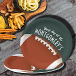 Assiettes En Carton Jour de football américain Vert foncé<br><div class="desc">Les plaques en papier personnalisables en 2 TAILLES - 9" et 7" présentent un football américain sur vert foncé et les mots "It's Game Day!" avec votre nom. PLUS de couleurs et articles correspondants dans notre magasin.</div>