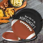 Assiettes En Carton Jour de football Noir<br><div class="desc">Les plaques en papier personnalisables en 2 TAILLES - 9" et 7" comportent un football sur le noir et les mots "It's Game Day!" et votre nom. PLUS de couleurs et articles correspondants dans notre magasin.</div>