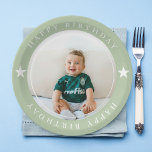 Assiettes En Carton Joyeux Anniversaire Avec Photo<br><div class="desc">Célébrez votre journée spéciale avec style grâce à nos assiettes personnalisables "Joyeux anniversaire avec photo" ! Ces assiettes sont parfaites pour ajouter une touche personnelle à votre fête d'anniversaire. Téléchargez simplement votre photo préférée, et nous créerons un design unique et mémorable pour vous. Fabriqués avec du papier robuste et de...</div>