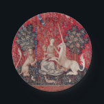 Assiettes En Carton Lady et Unicorne Vue de la Tapisserie Médiévale<br><div class="desc">La dame et les tapisseries de licorne présentent une dame médiévale dans différentes poses, chacune représentant l'un des cinq sens, et une sixième scène avec des mots sur la tente Mon Seul Désir (mon seul désir). Étant parmi les oeuvres médiévales les plus célèbres du monde, ces objets de licorne ajoutent...</div>