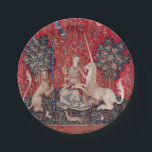 Assiettes En Carton Lady et Unicorne Vue de la Tapisserie Médiévale<br><div class="desc">La dame et les tapisseries de licorne présentent une dame médiévale dans différentes poses, chacune représentant l'un des cinq sens, et une sixième scène avec des mots sur la tente Mon Seul Désir (mon seul désir). Étant parmi les oeuvres médiévales les plus célèbres du monde, ces objets de licorne ajoutent...</div>