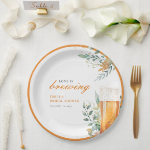 Assiettes En Carton L'amour de bière est en train de brasser la douche