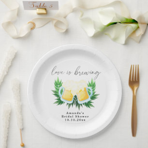 Assiettes En Carton L'amour est en train de brasser la bière pour la d