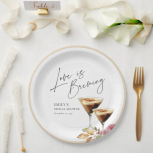 Assiettes En Carton L'amour est en train de préparer une élégante douc