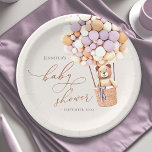 Assiettes En Carton Lavender Purple Nous Pouvons Attendre ! Baby showe<br><div class="desc">On Peut Attendre ! :) Ce petit ours attend la grande fête du bébé, assis dans une montgolfière construite en lavande, ballons bruns et crème. Des aquarelles fantaisistes et une typographie moderne complètent le design. Personnalisez ce joli Baby shower d'ours avec vos détails de baby shower facilement et rapidement, appuyez...</div>
