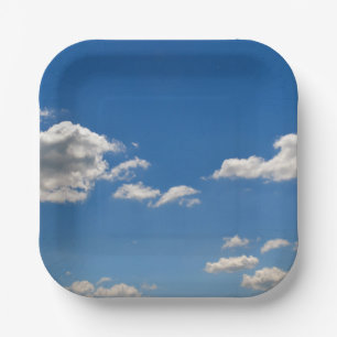 Assiettes En Carton Le ciel est bleu et les nuages blancs passent