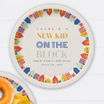 Assiettes En Carton Le Nouveau Enfant Sur Le Bloc Met Un Baby shower N<br><div class="desc">Le thème du baby shower "New Kid On The Block",  avec le texte au centre et les maisons colorées bordant le quartier.</div>