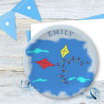 Assiettes En Carton Les cerfs-volants dans le ciel bleu<br><div class="desc">C'est un dessin numérique de cerfs-volants,  rouges et jaunes,  volant dans le ciel bleu entre les nuages bleus. Parfait pour une fête anniversaire de enfant. Vous pouvez modifier le nom et sa police,  sa taille et la couleur.</div>