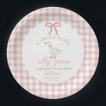Assiettes En Carton Little Silly Goose Blush Pink Gingham Baby Shower<br><div class="desc">Add the sweetest finishing touch to your celebration with these “Sweet Little Silly Goose Will Soon Be on the Loose” baby shower paper plates. Designed with a soft blush pink gingham plaid background and an adorable white goose wearing a pink bow, these charming baby shower plates bring a timeless, preppy...</div>