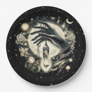 Assiettes En Carton Main tenant un cristal sous le clair de lune
